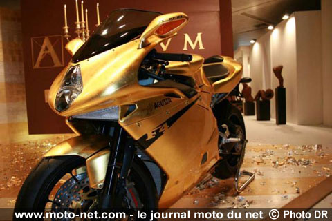 Une MV Agusta F4 couverte de feuilles d'or 24 carats, dans le cadre de l'International Luxury Fairs