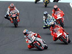 Gros baston entre Melandri et Hayden au 8ème tour