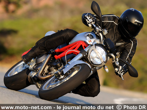 Nouveautés Ducati 2009 : Monster 1100, grand frère de la 696