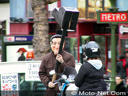 Nicolas Sarkozy tape sur les motards... 