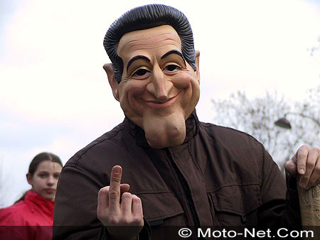 tout en les saluant bien bas !