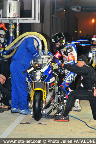 24H Moto du Mans - 03h00 : ravitaillement de la Suzuki n°1