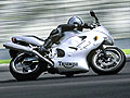 Triumph baisse ses tarifs 2003