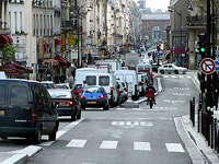 Georges Sarre pour la circulation des motos dans les voies de bus