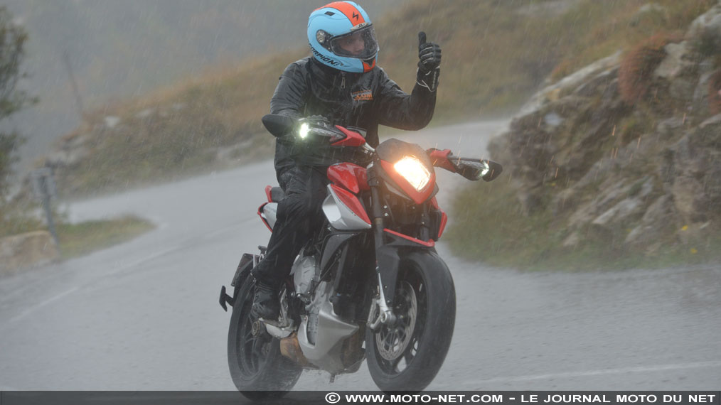 Guide moto : comment choisir ses vêtements de pluie ? Guide moto : comment choisir ses vêtements de pluie ?